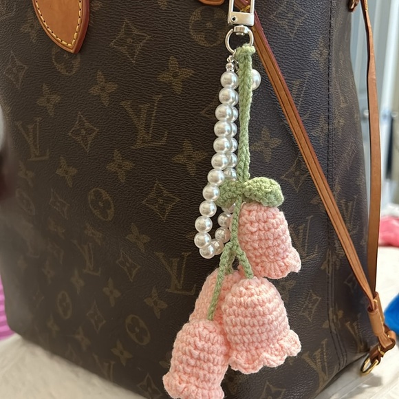Crochet pink floral keychain - Picture 3 of 4